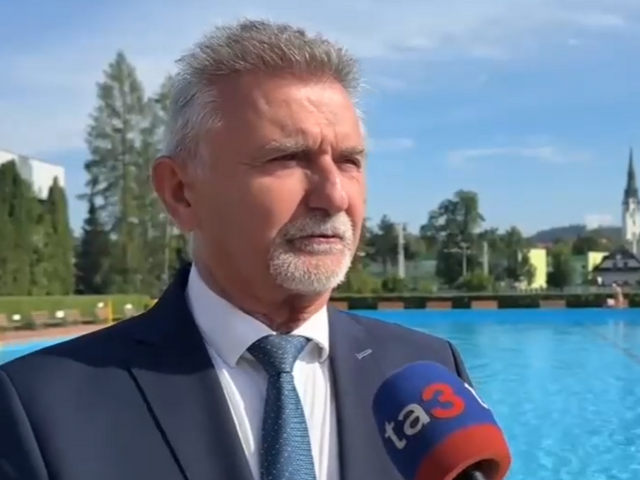 Hluk aj útoky neprispôsobivých skupín. Kúpalisko na Spiši po sprísnení pravidiel hlási pokoj, čo hovorí primátor? (rozhovor)