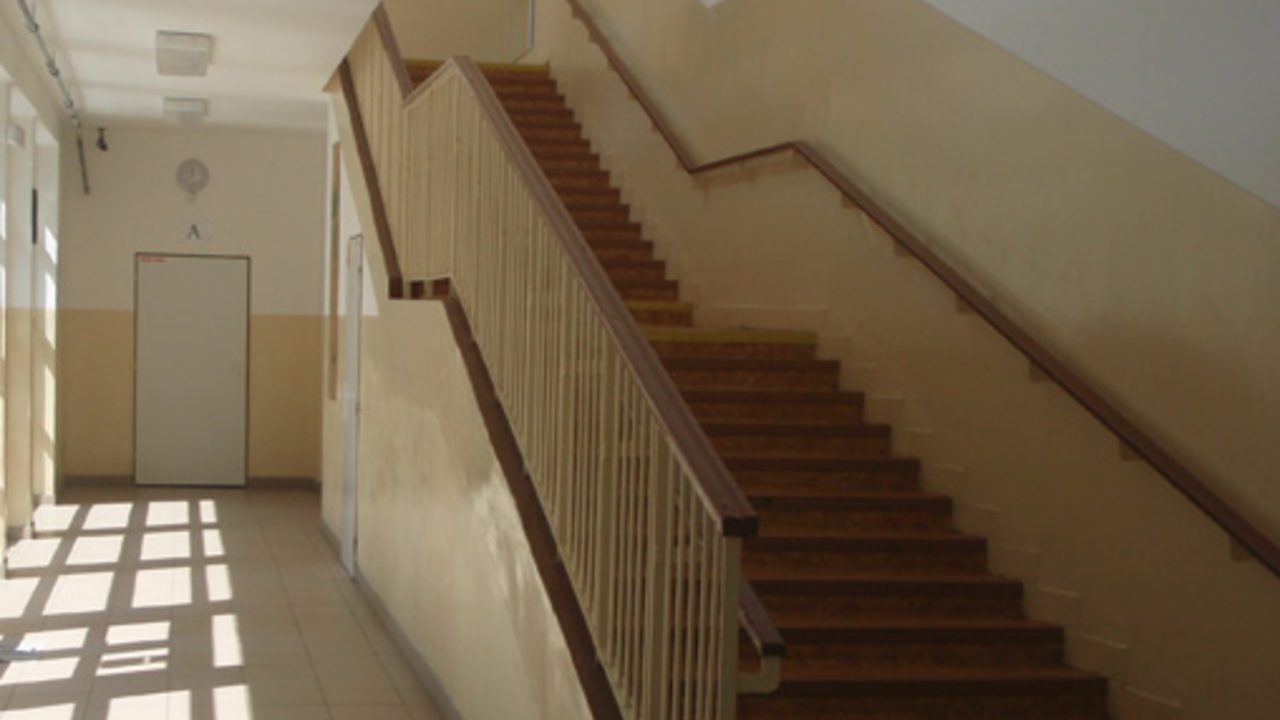 škola chodba školská