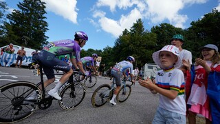 Švajčiar Mauro Schmid ovládol 13. etapu Tour de France. Pogačar si bez problémov udržal žltý dres lídra pretekov