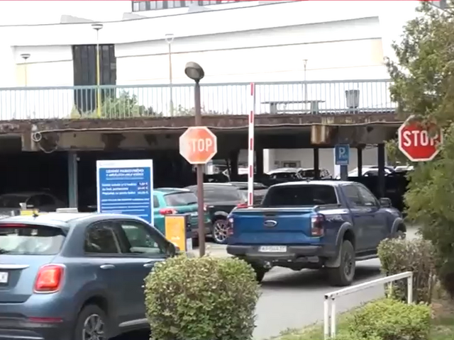 Košická nemocnica sa zbavila problémového parkoviska. Schátraný objekt kúpila univerzita za milióny eur