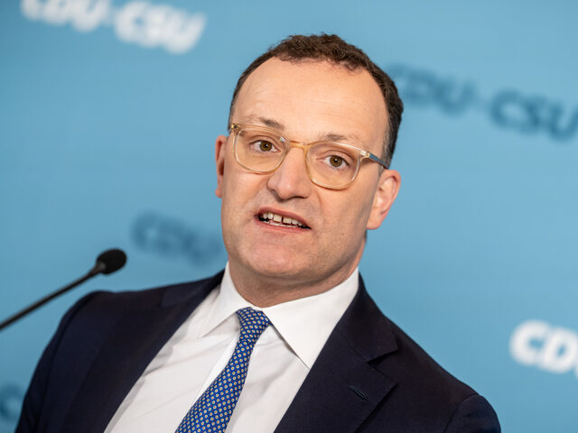Škandál s náhradným materstvom v Nemecku. Vysokopostavený politik vládnej strany po tlaku verejnosti náhle odstupuje