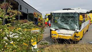 Pri čelnej zrážke dvoch autobusov v Česku zasahoval aj vrtuľník. Zranilo sa 47 ľudí, deväť z nich vážne