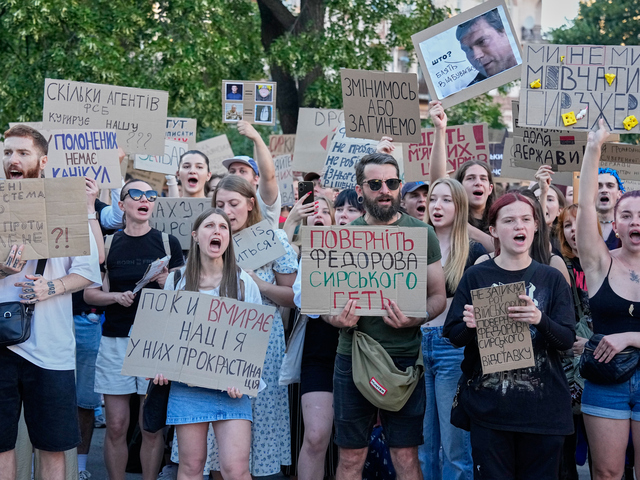 Zelenského zmeny vyhnali ľudí do ulíc. Kyjev protestuje proti odvolaniu Fedorova, prezident zvažuje výmenu šéfa armády