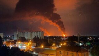 Ruské ropné sklady v plameňoch: Po útoku ukrajinskych dronov vypukli požiare, úrady evakuovali obyvateľov 