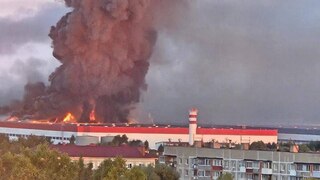 Počet obetí ruského útoku na nákladnú loď stúpol na 10. Na Moskvu smerovalo vyše 400 dronov, hlásia požiare