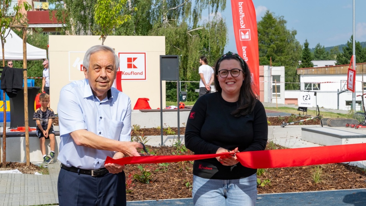 Nové ihrisko slávnostne otvorili primátor Ivan Šaško a Ivana Ježová zo spoločnosti Kaufland.JPG