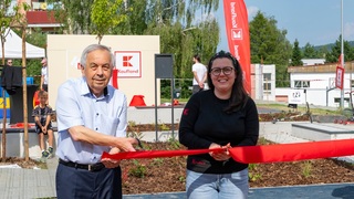 Nové ihrisko slávnostne otvorili primátor Ivan Šaško a Ivana Ježová zo spoločnosti Kaufland.JPG
