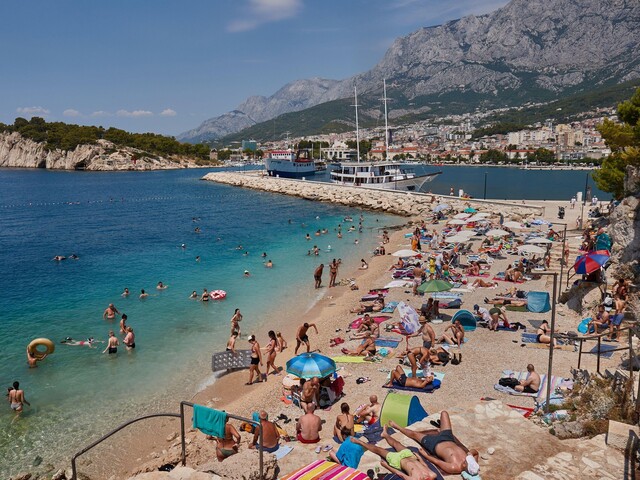 Chorvátsko má problém, ktorý turisti na dovolenke nevidia. Domácim začína sezóna prerastať cez hlavu