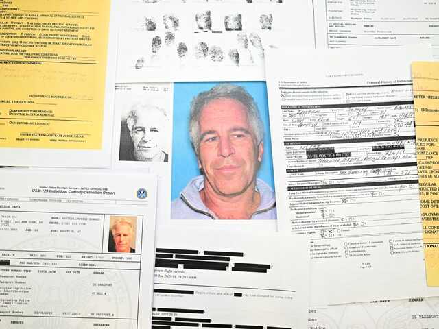Za dverami boli policajti a on ju znásilnil. Epstein „neprestal“ ani počas výkonu trestu, obeť prehovorila