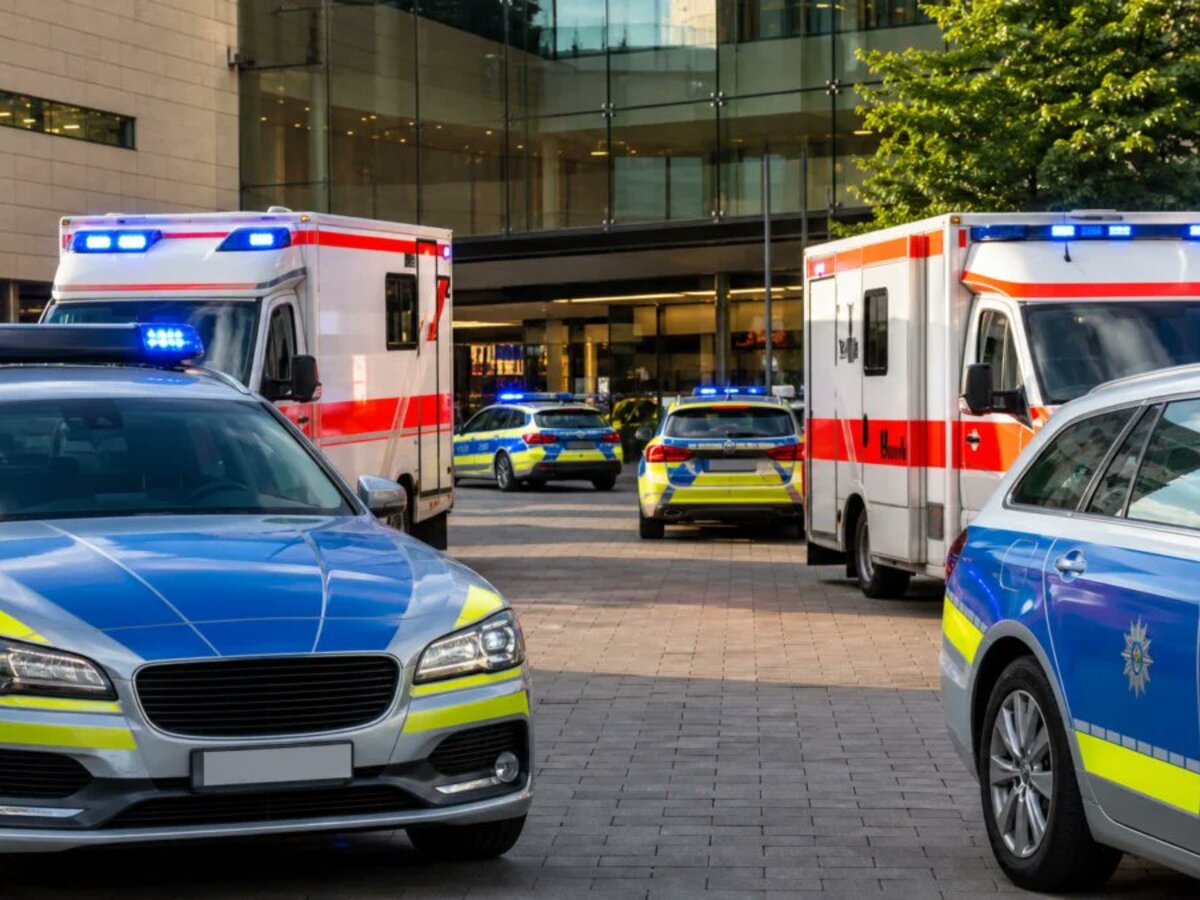 Stuttgart nákupné centrum nemecká polícia sanitka záchranári policajti