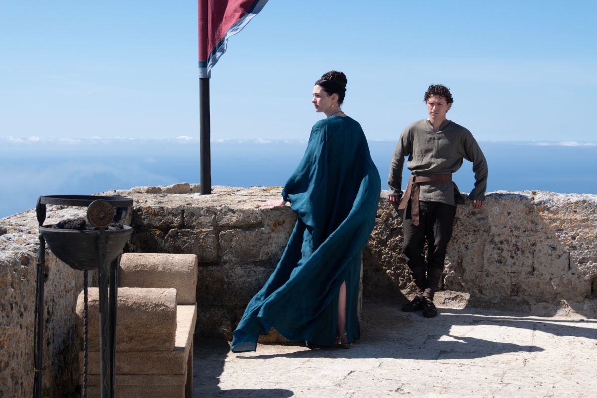 Hrad z filmu Odysea na sicílskom ostrove Favignana. Na snímke sú herci Anne Hathaway a Tom Holland.