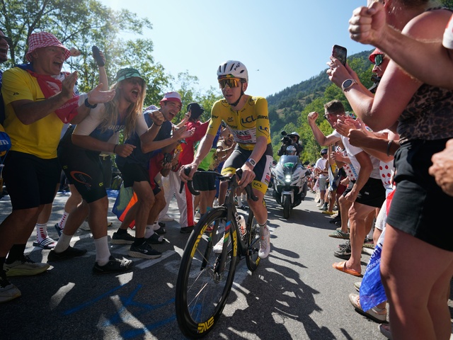 Najprv nechal súperov odísť, potom ich po jednom zlomil. Pogačar triumfoval na ikonickom Alpe d'Huez