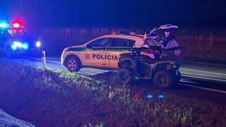 Policajtom unikal na štvorkolke bez vodičáku. Zastavil ho až náraz do ich služobného auta 