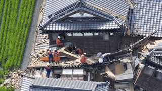 Silné zemetrasenie si v Japonsku vyžiadalo už 18 obetí. Záchranári bojujú s časom, pod troskami stále čakajú ľudia