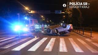 Nehody z košických ciest: Vodič vrazil do koša, iný skončil na streche. Ďalší zrámoval značku a ušiel