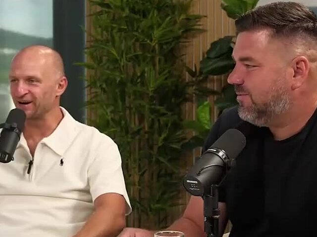 Tréneri brankárov Slovana v Športcaste ta3. Ján Mucha a Martin Krnáč hovorili o podcaste aj hviezdnom Tourém