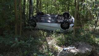 Náhly manéver pre zver skončil vážnou nehodou. Auto sa prevrátilo na strechu, mladého vodiča prevážal vrtuľník