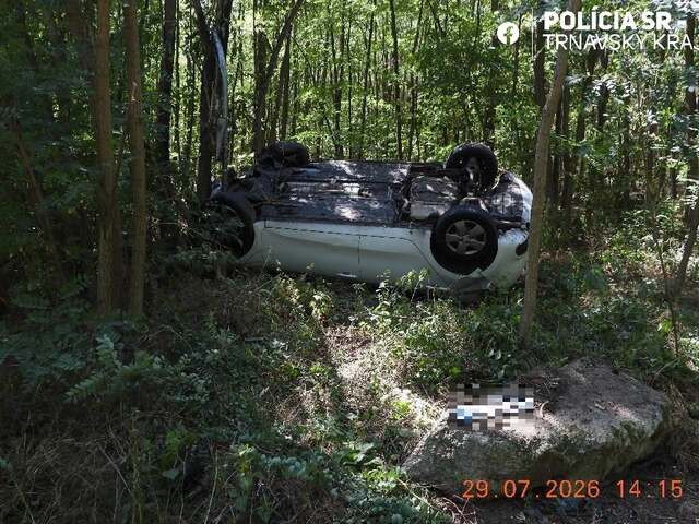Náhly manéver pre zver skončil vážnou nehodou. Auto sa prevrátilo na strechu, mladého vodiča prevážal vrtuľník