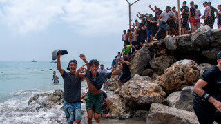 Španielsko vysiela vojakov do enklávy Ceuta. Orgány po masívnom prívale tisícok migrantov z Maroka hovoria o chaose