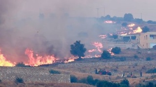 Plamene v Grécku nepoľavujú. Hasiči na Kréte bojujú s ohňom aj vetrom, ktorý zakladá nové ohniská