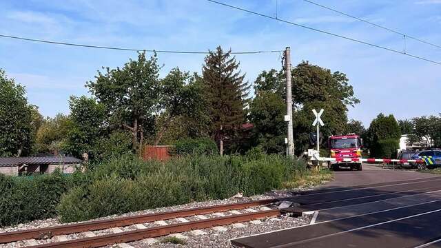 železničné priecestie závory koľajnice vlak hasiči polícia