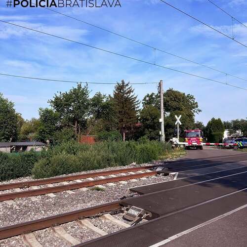 železničné priecestie závory koľajnice vlak hasiči polícia