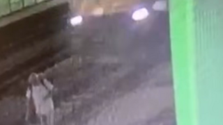 VIDEO: Stáli pri ňom všetci svätí. Muž prežil zrážku s vlakom, zachytil ho v plnej rýchlosti