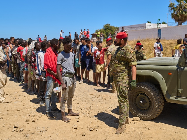 Väčšina migrantov odišla, Ceuta sa však neupokojila. Tí najhorší tu zostali, tvrdia nasadení policajti