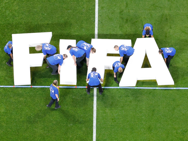 Krízové stretnutie Infantinom neotriaslo. FIFA sa ospravedlnila za plán, ktorý vyvolal hrozbu bojkotu MS, no šéfa podržala