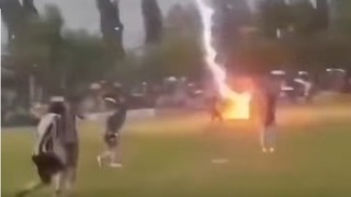 Scéna ako z hororu. Blesk trafil futbalistu priamo na ihrisku, ostatní vyviazli so zraneniami