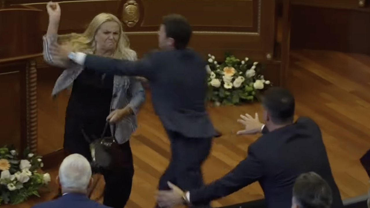 Kosovo poslankyňa vajcia