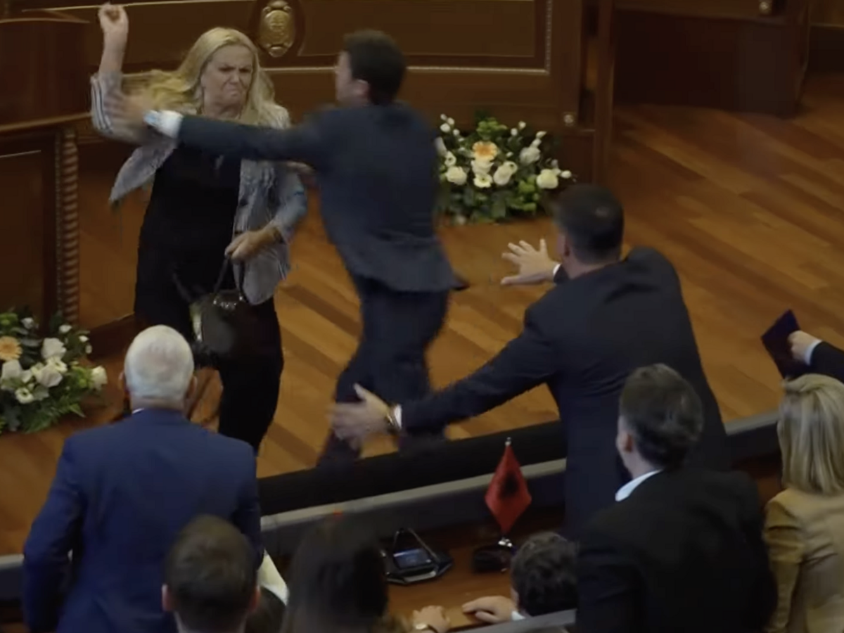 Kosovo poslankyňa vajcia