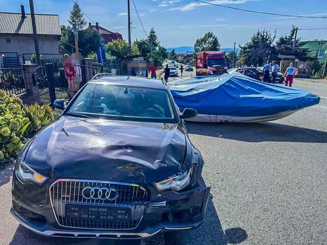Cesta na Michalovce je po nehode neprejazdná. Na vozovke skončilo auto aj loď z prívesného vozíka