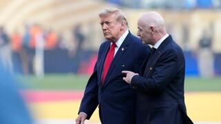Koniec šéfa FIFA, to by bola hrozná chyba. Bez Infantina už nikdy nebudete takí úspešní a ziskoví, odkázal Trump