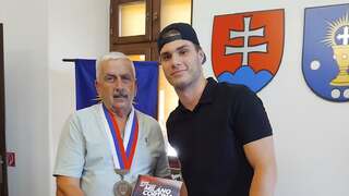 „Sme hrdí, že svetová hviezda patrí práve k nám.“ Zo Slafkovského urobili historicky prvého občana Budimíra