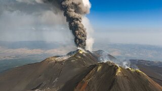 Nočná mora na Sicílii pokračuje. Etna si vyberá daň na dovolenkároch, popol zatvára letiská