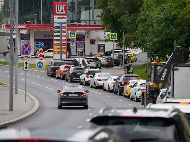 Palivová kríza v Rusku neustupuje. Moskve posielajú benzín aj regióny, ktoré ho samy potrebujú