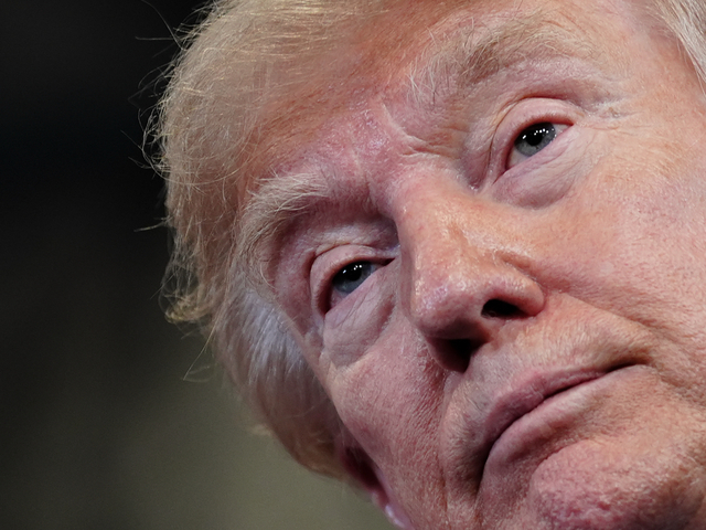Trump eskaluje obchodnú vojnu. Od januára zavedie 50-percentné clá na kanadské autá a súčiastky