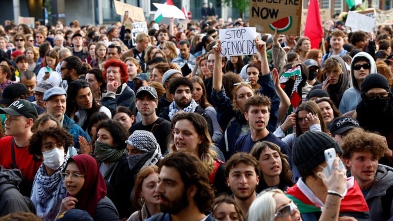 protest mladí ľudia demonštrácia