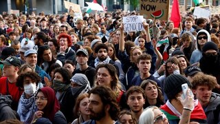 Európa sa názorovo štiepi a za 20 rokov vidno, ako veľmi. Mladí idú doľava, západ voči migrantom výrazne poľavil