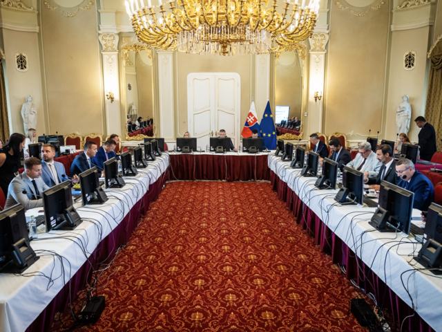 Vláda sa stretla po letnej pauze. Ministri neriešili ruské kamery ani spor pre atómku, vytesnili aj novelu ústavy