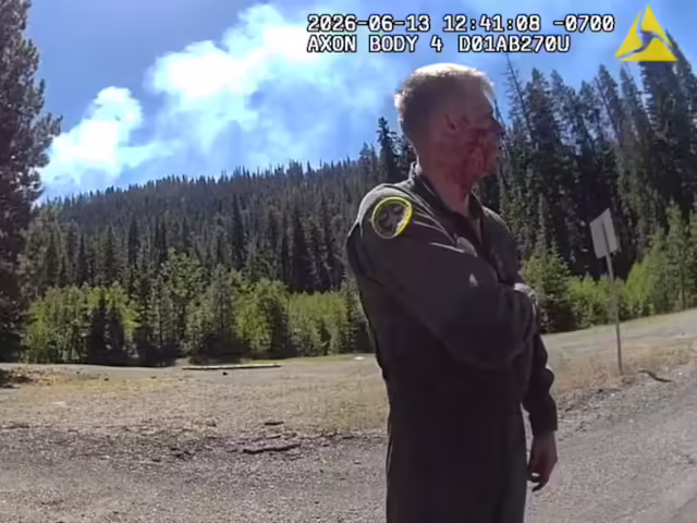 VIDEO: Policajta zaskočil pilot celý od krvi. So stíhačkou F-18 narazil do stromov, musel sa katapultovať