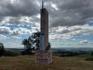 poskodeny pamatnik 