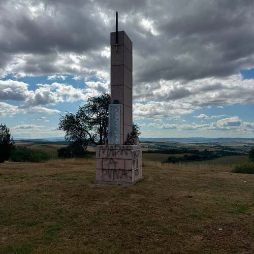 poskodeny pamatnik 