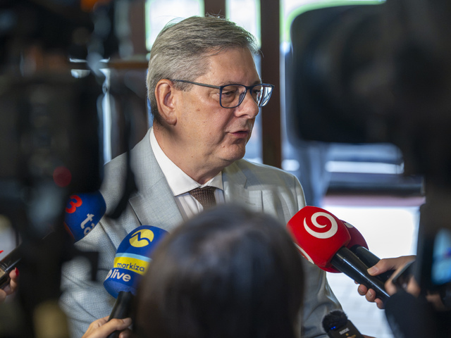 Susko ho vysvetľoval, vláda napokon stiahla. Návrh referenda o predčasnom konci parlamentu sa odkladá