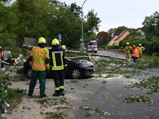 Nemeckom sa prehnali dve tornáda, hlásia veľké škody. Búrky si vyžiadali aj dve obete