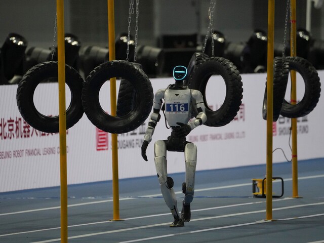 Roboty bojujú o medaily. V Pekingu súťažia v behu, tanci aj kickboxe, nie všetky však odídu po vlastných