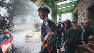 Pogačar zavelil a všetci sa nahrnuli do budovy. Bláznivú etapu na Vuelte predčasne ukončilo krupobitie