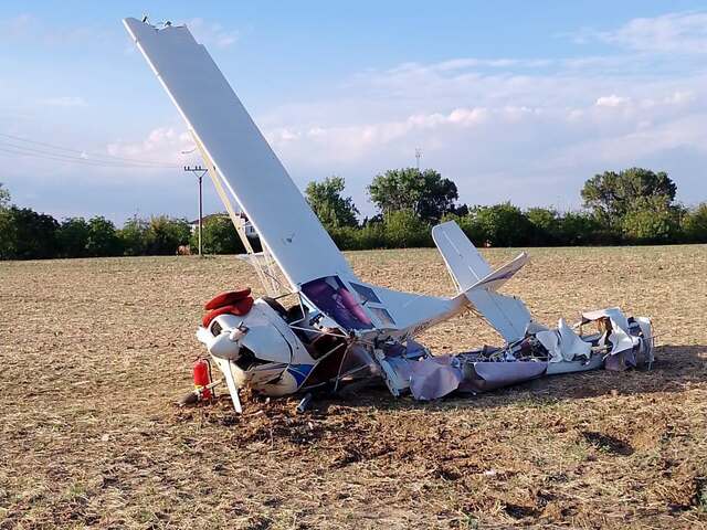 Dramatický pád lietadla pri Sládkovičove. Stroju mal zlyhať motor, pilot aj jeho spolucestujúca skončili v nemocnici