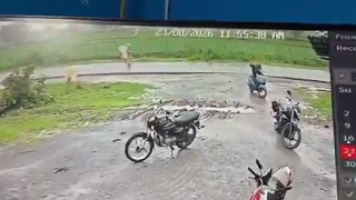 VIDEO: Do ženy s hrncom na hlave udrel blesk. Poslednú cestu z práce na poli zachytila kamera